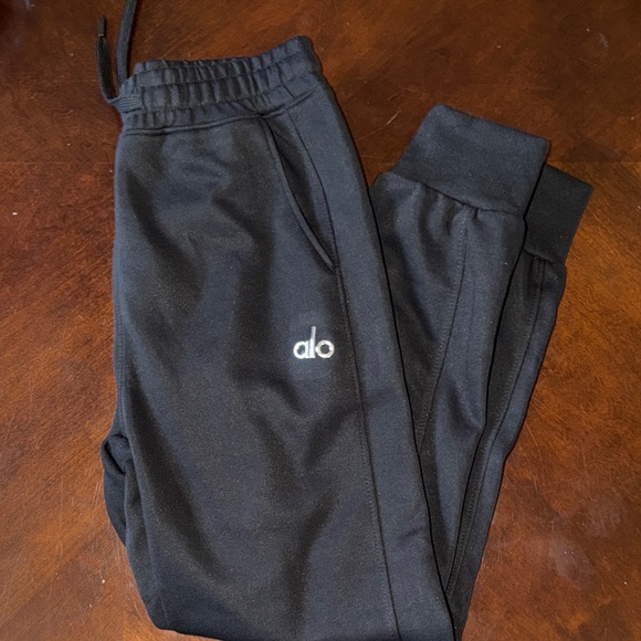 ALO Yoga Black Hoodie and Sweatpants - Picture 2 of 2